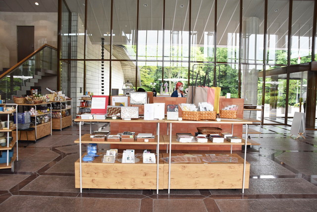 エントランスロビーには、カフェ&ショップ「Kolmio in the museum」を設置